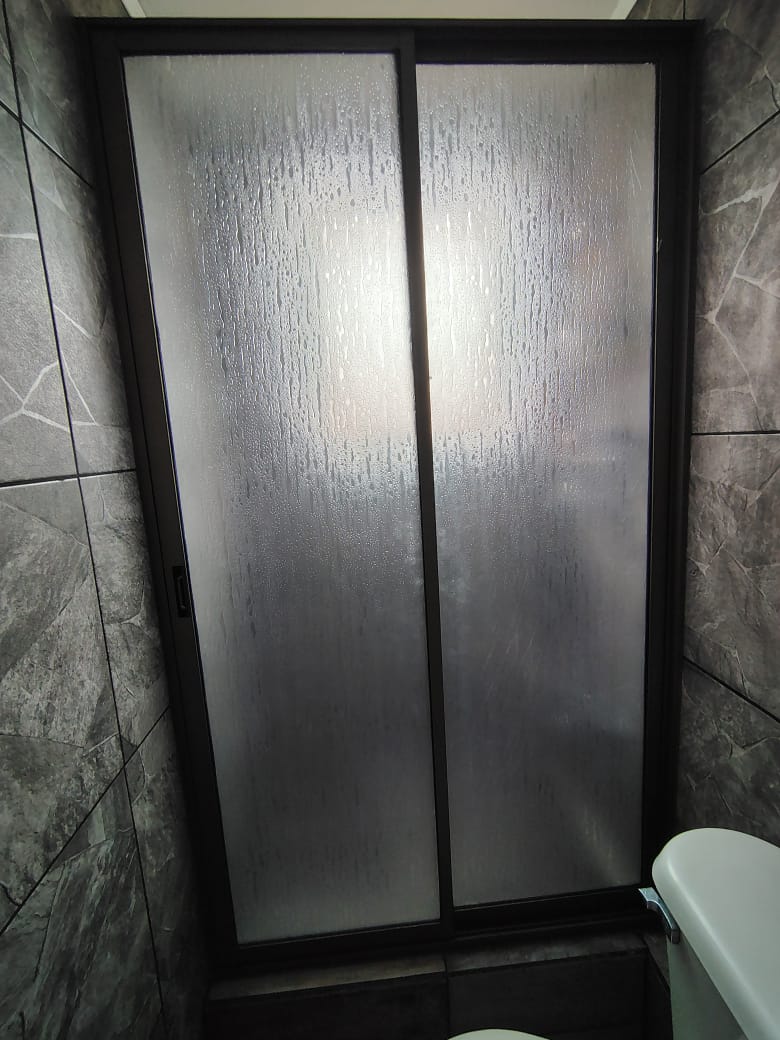 SHOWER DOOR ALUMINIO NEGRO Y ACRÍLICO LLUVIA