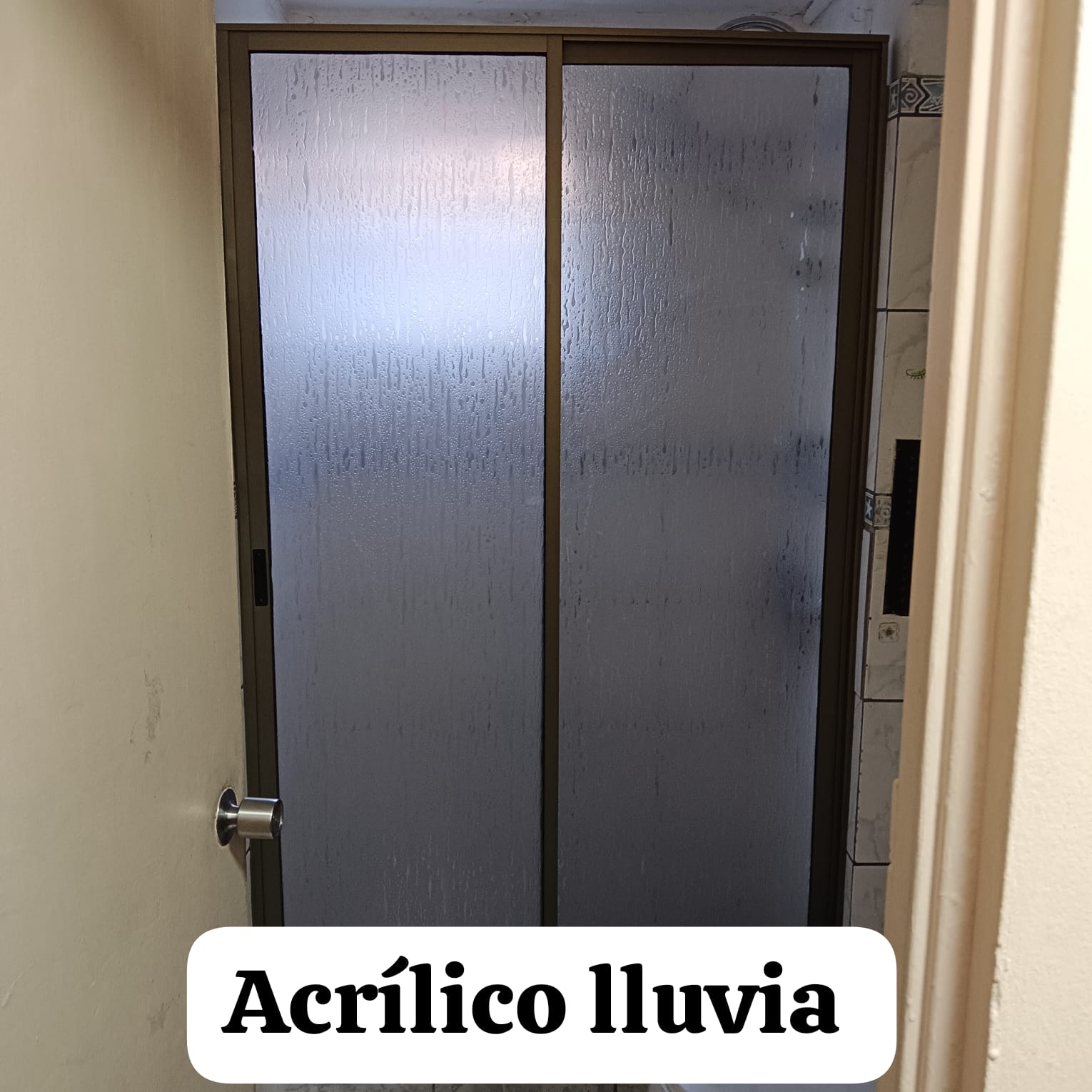 SHOWER DOOR ALUMINIO COLOR TITANIO Y ACRÍLICO LLUVIA