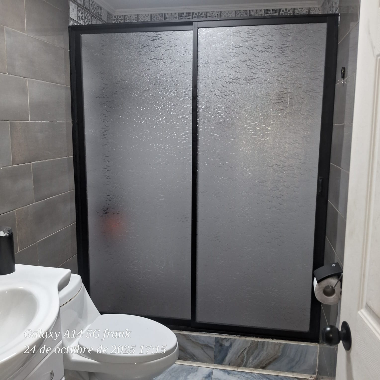 SHOWER DOOR ALUMINIO NEGRO Y ACRILICO GAVIOTA